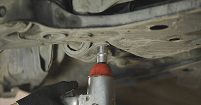 MAZDA 3のコントロールアームを更新する方法を知りたいですか？この無料サービスマニュアルが自分で行うのに役立ちます