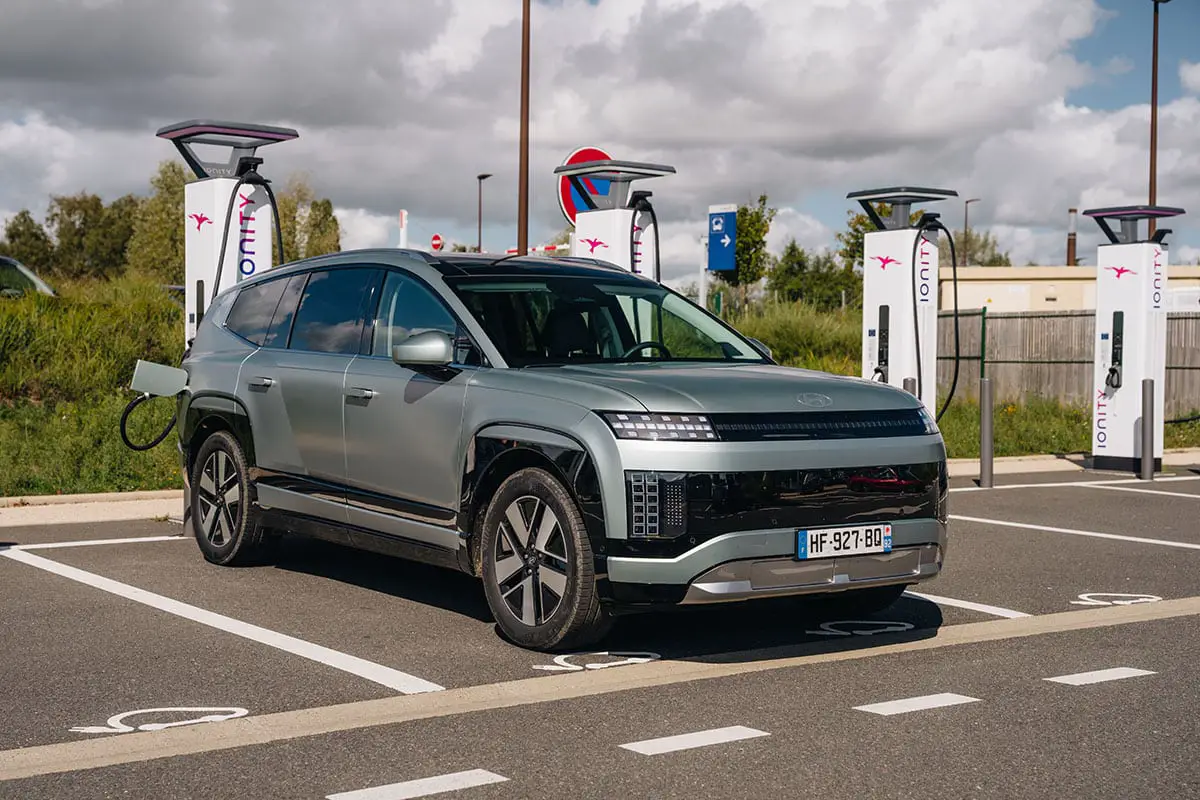 Véhicule électrique moderne sur route