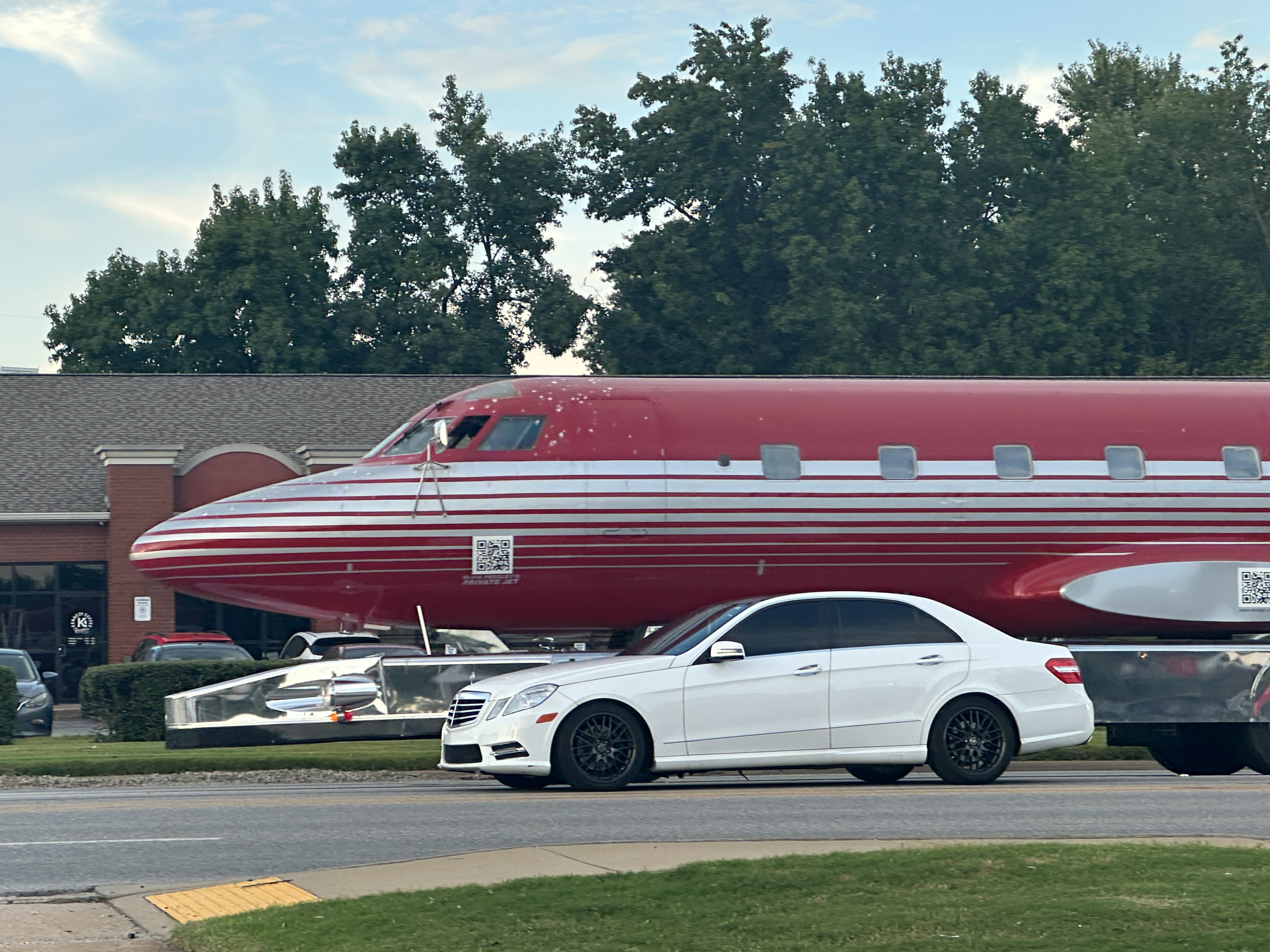 Elvis Presleys Jet auf der Straße