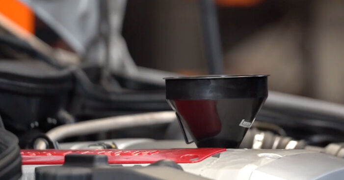 Neuen Filter einschrauben Mercedes W203