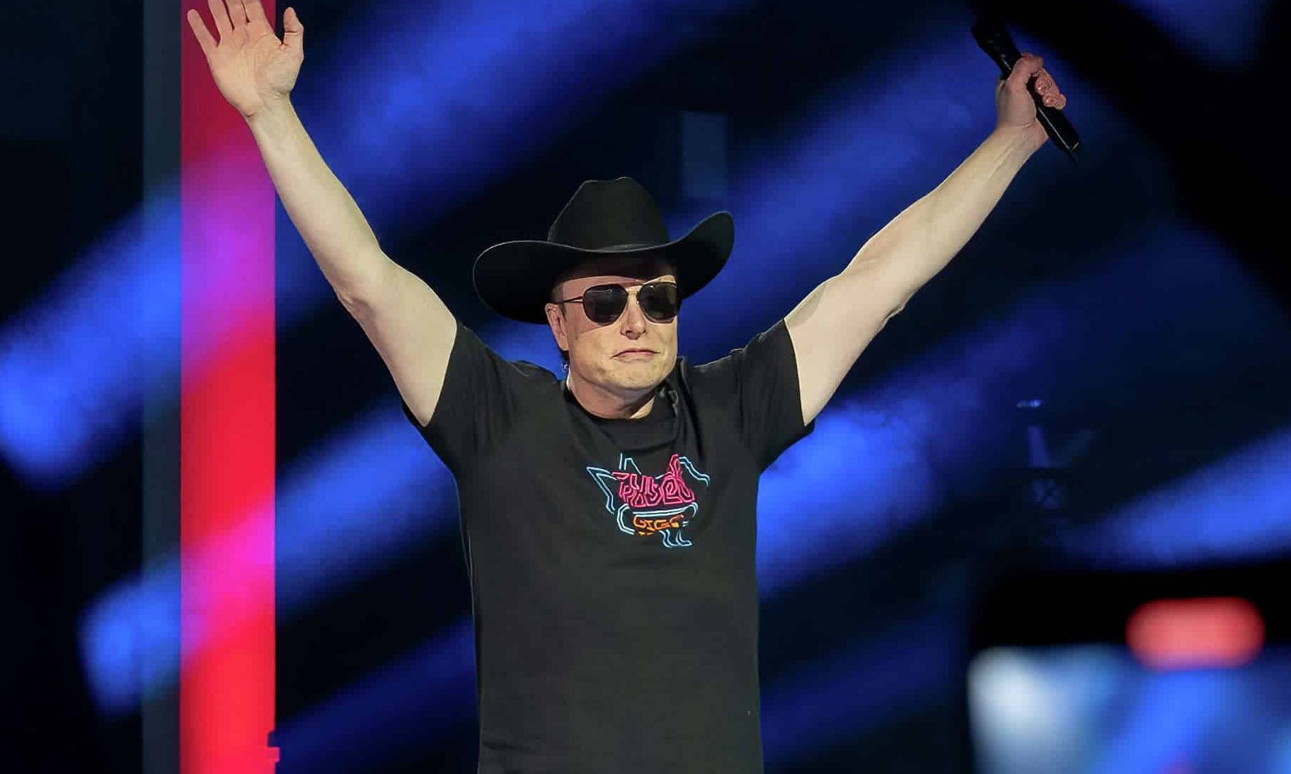 Илон Маск во время конференции Tesla